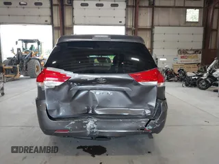 2011 Toyota Sienna XLE AAS z VIN 5TDYK3DC9BS086170, wystawiony jako IAAI lot #42596944 z przebiegiem 156 813 mil mil oraz . Historia ofert i sprzedaży dostępna na DreamBid. Obrazek 16.