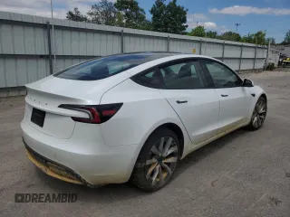 2025 Tesla Model 3 Long Range z VIN 5YJ3E1EAXSF971341, wystawiony jako Copart lot #57615695 z przebiegiem 4 823 mil mil oraz Szkoda całkowita • Salvage title. Historia ofert i sprzedaży dostępna na DreamBid. Obrazek 3.