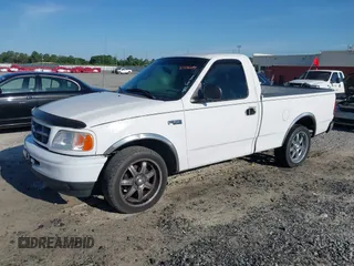 1997 Ford F-150 z VIN 1FTDF1764VNC68673, wystawiony jako IAAI lot #42306694 z przebiegiem 152 595 mil mil oraz . Historia ofert i sprzedaży dostępna na DreamBid. Obrazek 2.