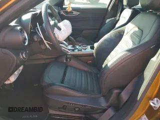 2023 Alfa Romeo Giulia Veloce z VIN ZARFAMBN9P7668555, wystawiony jako Copart lot #82284124 z przebiegiem 14 296 mil mil oraz Nie do naprawy. Historia ofert i sprzedaży dostępna na DreamBid. Obrazek 7.