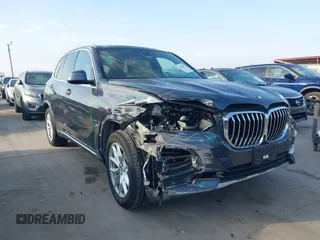 2020 BMW X5 xDrive40i z VIN 5UXCR6C05LLL66698, wystawiony jako IAAI lot #42210172 z przebiegiem 42 283 mil mil oraz . Historia ofert i sprzedaży dostępna na DreamBid. Obrazek 1.