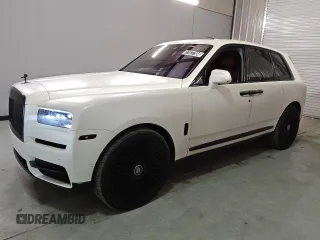 2020 Rolls-Royce Cullinan z VIN SLATV4C09LU114598, wystawiony jako Copart lot #77477184 z przebiegiem 28 391 mil mil oraz Tytuł czysty. Historia ofert i sprzedaży dostępna na DreamBid. Obrazek 1.