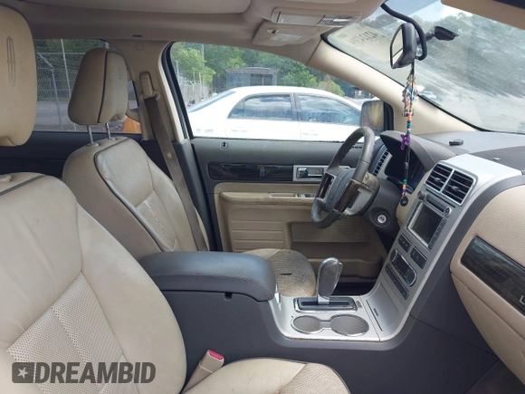 2008 Lincoln MKX with VIN 2LMDU68CX8BJ40624, listed as a IAAI auction lot 42124304 with 210,983 mi miles. Bid and sale history available at carsss.com. Image 5.