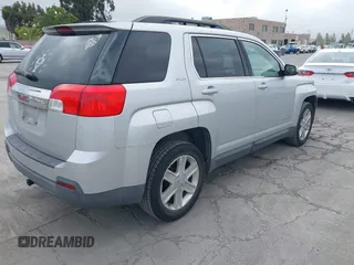 2010 GMC Terrain SLE-2 z VIN 2CTALDEW4A6315140, wystawiony jako IAAI lot #42111424 z przebiegiem 132 536 mil mil oraz . Historia ofert i sprzedaży dostępna na DreamBid. Obrazek 4.