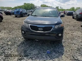 2013 Kia Sorento LX z VIN 5XYKT4A64DG352153, wystawiony jako Copart lot #55330825 z przebiegiem 289 967 mil mil oraz Szkoda całkowita • Salvage title. Historia ofert i sprzedaży dostępna na DreamBid. Obrazek 14.