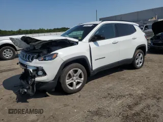 2023 Jeep Compass Latitude z VIN 3C4NJDBN6PT562209, wystawiony jako Copart lot #59638715 z przebiegiem 45 360 mil mil oraz Szkoda całkowita • Salvage title. Historia ofert i sprzedaży dostępna na DreamBid. Obrazek 1.