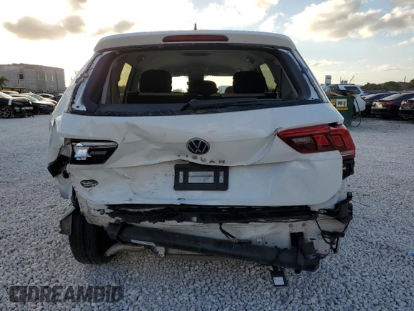 2023 Volkswagen Tiguan S z VIN 3VVRB7AX1PM089883, wystawiony jako Copart lot #43635945 z przebiegiem 34 474 mil mil oraz Nie do naprawy • Non repairable. Historia ofert i sprzedaży dostępna na DreamBid. Obrazek 6.