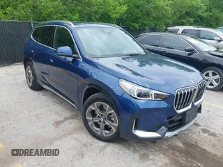 2025 BMW X1 xDrive28i z VIN WBX73EF07S5228273, wystawiony jako IAAI lot #42436863 z przebiegiem 6 845 mil mil oraz . Historia ofert i sprzedaży dostępna na DreamBid. Obrazek 1.