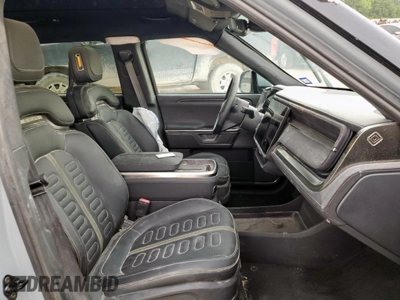 2025 Rivian R1S Adventure z VIN 7PDSGBBA5SN045424, wystawiony jako Copart lot #49675655 z przebiegiem Nie podano mil oraz Szkoda całkowita • Salvage title. Historia ofert i sprzedaży dostępna na DreamBid. Obrazek 7.