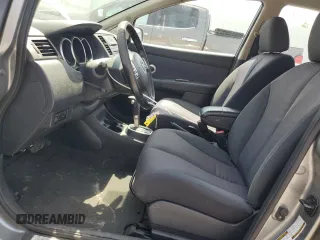 2007 Nissan Versa SL z VIN 3N1BC11E57L416996, wystawiony jako Copart lot #59078575 z przebiegiem 176 394 mil mil oraz Szkoda całkowita • Salvage title. Historia ofert i sprzedaży dostępna na DreamBid. Obrazek 7.