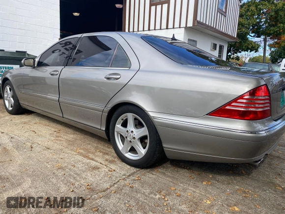 2005 Mercedes-Benz S-Class 5.0L with VIN WDBNG75J35A460118, listed as a Copart auction lot 77103084 with 99,573 mi miles and Clean Title. Bid and sale history available at carsss.com. Image 3.