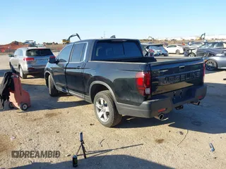2025 Honda Ridgeline RTL z VIN 5FPYK3F57SB001319, wystawiony jako IAAI lot #41765594 z przebiegiem 1 358 mil mil oraz . Historia ofert i sprzedaży dostępna na DreamBid. Obrazek 3.