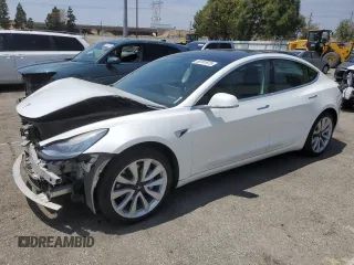 2019 Tesla Model 3 Mid Range z VIN 5YJ3E1EA0KF476694, wystawiony jako Copart lot #55181975 z przebiegiem 74 537 mil mil oraz Szkoda całkowita • Salvage title. Historia ofert i sprzedaży dostępna na DreamBid. Obrazek 1.