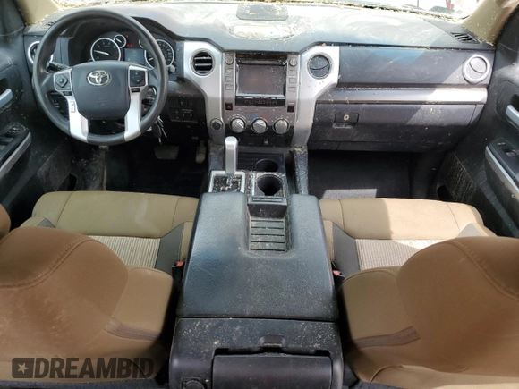 2017 Toyota Tundra SR z VIN 5TFUW5F1XHX630768, wystawiony jako Copart lot #53498545 z przebiegiem 101 323 mil mil oraz Szkoda całkowita • Salvage title. Historia ofert i sprzedaży dostępna na DreamBid. Obrazek 8.