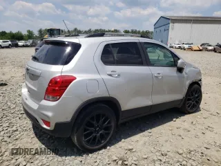 2021 Chevrolet Trax LT z VIN KL7CJLSM0MB367872, wystawiony jako Copart lot #57724154 z przebiegiem 61 582 mil mil oraz Szkoda całkowita • Salvage title. Historia ofert i sprzedaży dostępna na DreamBid. Obrazek 3.