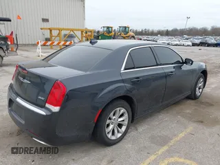 2016 Chrysler 300 Anniversary Edition z VIN 2C3CCAAG0GH135642, wystawiony jako IAAI lot #42073900 z przebiegiem 147 476 mil mil oraz . Historia ofert i sprzedaży dostępna na DreamBid. Obrazek 4.