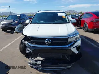 2022 Volkswagen Taos SE z VIN 3VVTX7B2XNM018298, wystawiony jako IAAI lot #42066332 z przebiegiem 36 025 mil mil oraz . Historia ofert i sprzedaży dostępna na DreamBid. Obrazek 13.