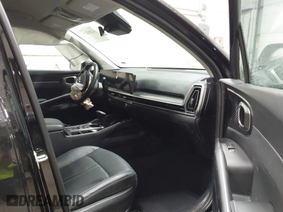 2024 Kia Sorento S z VIN 5XYRLDJC9RG261052, wystawiony jako IAAI lot #42282236 z przebiegiem 23 620 mil mil oraz . Historia ofert i sprzedaży dostępna na DreamBid. Obrazek 5.
