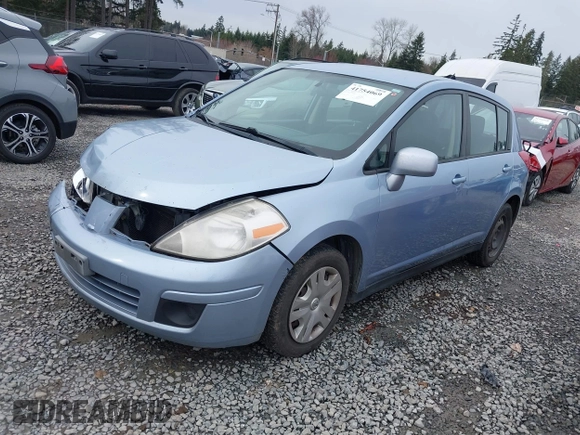2011 Nissan Versa S z VIN 3N1BC1CP8BL460398, wystawiony jako IAAI lot #41754069 z przebiegiem 239 363 mil mil oraz . Historia ofert i sprzedaży dostępna na DreamBid. Obrazek 2.