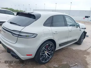 2022 Porsche Macan Turbo z VIN WP1AF2A53NLB31162, wystawiony jako IAAI lot #41902026 z przebiegiem 24 714 mil mil oraz . Historia ofert i sprzedaży dostępna na DreamBid. Obrazek 4.