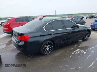 2015 BMW 3 Series 328i xDrive z VIN WBA3B5G56FNS18880, wystawiony jako IAAI lot #42454124 z przebiegiem 63 217 mil mil oraz . Historia ofert i sprzedaży dostępna na DreamBid. Obrazek 4.
