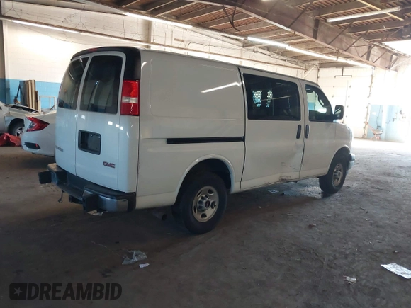 2021 GMC Savana Cargo z VIN 1GTW7AFP2M1189251, wystawiony jako IAAI lot #41644932 z przebiegiem 82 321 mil mil oraz . Historia ofert i sprzedaży dostępna na DreamBid. Obrazek 4.