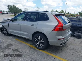 2024 Volvo XC60 Core Dark Theme z VIN YV4L12RK1R1908391, wystawiony jako IAAI lot #41212899 z przebiegiem 9083 mil mil oraz . Historia ofert i sprzedaży dostępna na DreamBid. Obrazek 3.