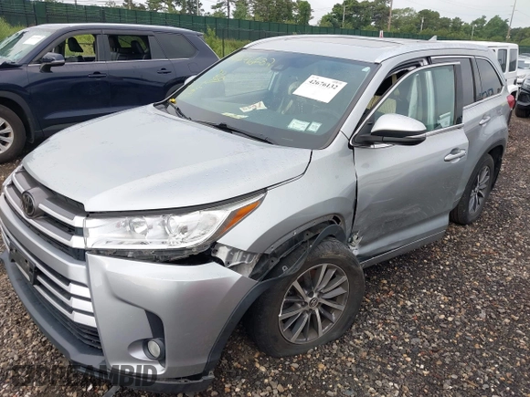 2018 Toyota Highlander SE with VIN 5TDJZRFH6JS550104, listed as a IAAI auction lot 42676132 with 107,807 mi miles and . Bid and sale history available at DreamBid. Image 6.