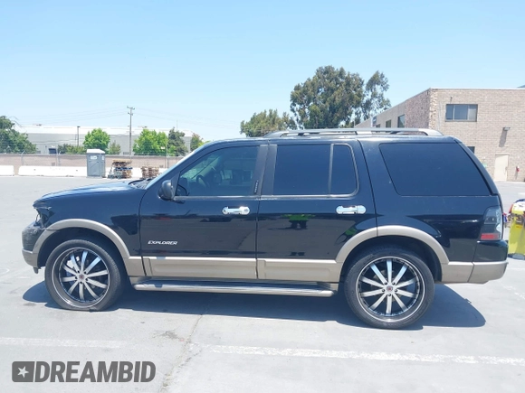 2002 Ford Explorer Eddie Bauer z VIN 1FMDU74E42ZC47584, wystawiony jako IAAI lot #42456721 z przebiegiem 141 518 mil mil oraz . Historia ofert i sprzedaży dostępna na DreamBid. Obrazek 14.
