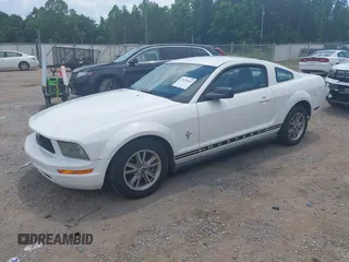 2005 Ford Mustang Deluxe с VIN 1ZVFT80N455143715, выставлен на аукционе IAAI как лот 42439492 с пробегом 131 102 миль миль и . История ставок и продаж доступна на DreamBid. Изображение 2.