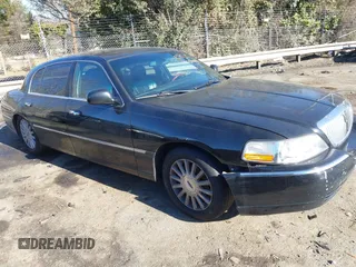 2005 Lincoln Town Car Cartier L z VIN 1LNHM85W75Y657305, wystawiony jako IAAI lot #41351668 z przebiegiem 612 886 mil mil oraz . Historia ofert i sprzedaży dostępna na DreamBid. Obrazek 1.