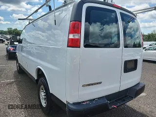 2018 Chevrolet Express Cargo z VIN 1GCWGAFP7J1337793, wystawiony jako IAAI lot #42854414 z przebiegiem 151 274 mil mil oraz . Historia ofert i sprzedaży dostępna na DreamBid. Obrazek 10.