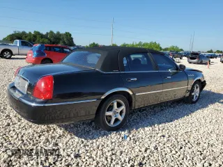 2006 Lincoln Town Car Signature z VIN 1LNHM81V96Y633439, wystawiony jako Copart lot #56548985 z przebiegiem 146 823 mil mil oraz Szkody całkowita. Historia ofert i sprzedaży dostępna na DreamBid. Obrazek 3.