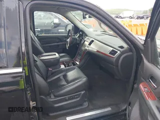 2013 Cadillac Escalade Premium z VIN 1GYS3CEF1DR346987, wystawiony jako IAAI lot #42312672 z przebiegiem 212 198 mil mil oraz . Historia ofert i sprzedaży dostępna na DreamBid. Obrazek 5.