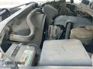 2002 Chevrolet Silverado 2500HD LS z VIN 1GCHK23UX2F133016, wystawiony jako IAAI lot #41481758 z przebiegiem 379 378 mil mil oraz . Historia ofert i sprzedaży dostępna na DreamBid. Obrazek 19.