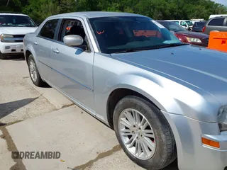 2008 Chrysler 300 LX z VIN 2C3LA43R68H106864, wystawiony jako IAAI lot #42044794 z przebiegiem 226 705 mil mil oraz . Historia ofert i sprzedaży dostępna na DreamBid. Obrazek 6.