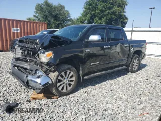 2017 Toyota Tundra Limited z VIN 5TFFW5F1XHX221758, wystawiony jako Copart lot #56821675 z przebiegiem 82 017 mil mil oraz Szkoda całkowita • Salvage title. Historia ofert i sprzedaży dostępna na DreamBid. Obrazek 1.
