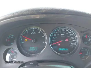 2008 Chevrolet Suburban LTZ z VIN 3GNFK16338G159718, wystawiony jako IAAI lot #42570638 z przebiegiem 219 213 mil mil oraz . Historia ofert i sprzedaży dostępna na DreamBid. Obrazek 7.