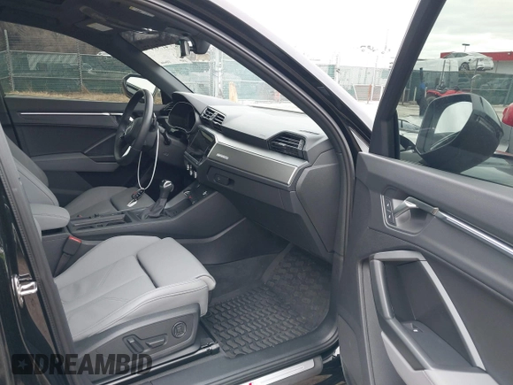 2024 Audi Q3 S line Premium Plus z VIN WA1EECF33R1086173, wystawiony jako IAAI lot #41741276 z przebiegiem 8987 mil mil oraz . Historia ofert i sprzedaży dostępna na DreamBid. Obrazek 5.