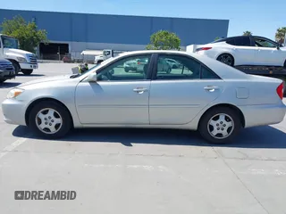 2003 Toyota Camry LE z VIN 4T1BF30K93U555189, wystawiony jako IAAI lot #42086826 z przebiegiem 120 840 mil mil oraz . Historia ofert i sprzedaży dostępna na DreamBid. Obrazek 14.