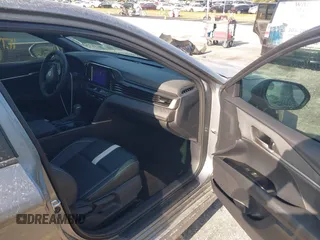 2025 Toyota Camry LE z VIN 4T1DAACK0SU500801, wystawiony jako IAAI lot #42123753 z przebiegiem 11 742 mil mil oraz . Historia ofert i sprzedaży dostępna na DreamBid. Obrazek 5.