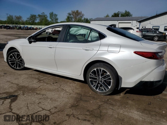 2025 Toyota Camry LE z VIN 4T1DAACK3SU570793, wystawiony jako Copart lot #55525395 z przebiegiem Nie podano mil oraz Szkoda całkowita • Salvage title. Historia ofert i sprzedaży dostępna na DreamBid. Obrazek 2.