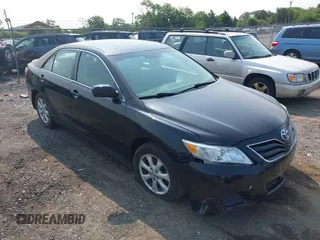2011 Toyota Camry LE z VIN 4T4BF3EK1BR180699, wystawiony jako IAAI lot #42417885 z przebiegiem 226 395 mil mil oraz . Historia ofert i sprzedaży dostępna na DreamBid. Obrazek 1.