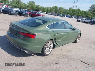 2022 Audi A5 Sportback Premium Plus z VIN WAUCBCF50NA032585, wystawiony jako IAAI lot #42234716 z przebiegiem 38 086 mil mil oraz . Historia ofert i sprzedaży dostępna na DreamBid. Obrazek 4.