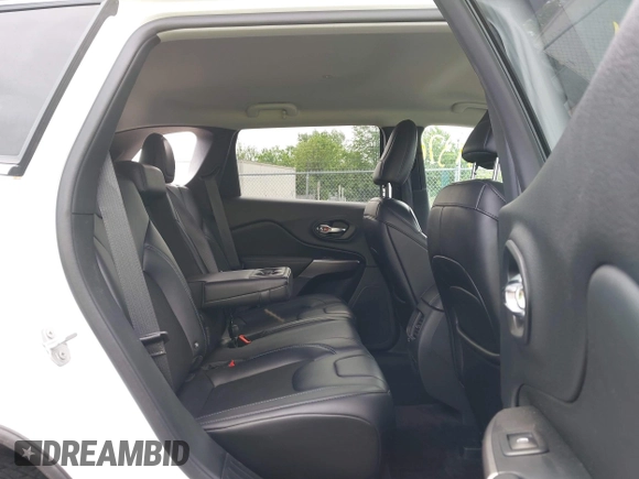 2019 Jeep Cherokee Latitude Plus z VIN 1C4PJLLX8KD160404, wystawiony jako IAAI lot #42281376 z przebiegiem 20 566 mil mil oraz . Historia ofert i sprzedaży dostępna na DreamBid. Obrazek 8.