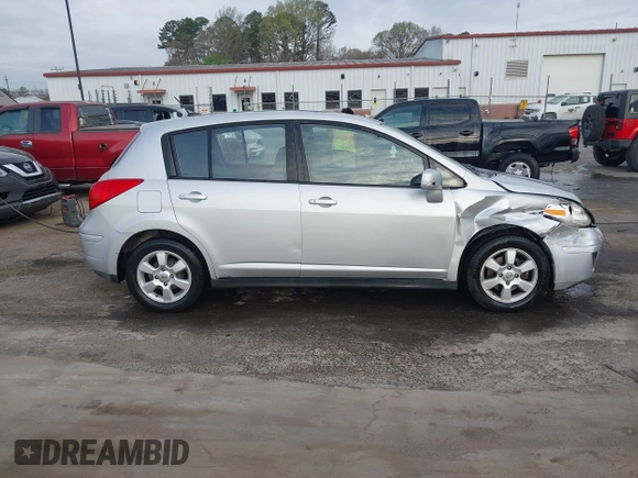 2007 Nissan Versa S z VIN 3N1BC13E47L369909, wystawiony jako IAAI lot #41831330 z przebiegiem 115 767 mil mil oraz . Historia ofert i sprzedaży dostępna na DreamBid. Obrazek 13.