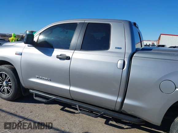 2008 Toyota Tundra z VIN 5TFRV54138X062990, wystawiony jako IAAI lot #41258844 z przebiegiem 206 873 mil mil oraz . Historia ofert i sprzedaży dostępna na DreamBid. Obrazek 14.