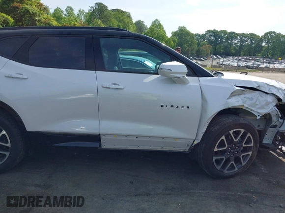 2024 Chevrolet Blazer RS z VIN 3GNKBKRSXRS143036, wystawiony jako IAAI lot #42117715 z przebiegiem 16 093 mil mil oraz . Historia ofert i sprzedaży dostępna na DreamBid. Obrazek 17.