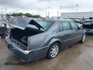 2009 Cadillac DTS 1SA z VIN 1G6KD57Y79U110350, wystawiony jako IAAI lot #42082318 z przebiegiem 94 369 mil mil oraz . Historia ofert i sprzedaży dostępna na DreamBid. Obrazek 4.