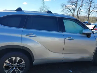 2022 Toyota Highlander XLE with VIN 5TDGZRBH4NS575217, listed as a IAAI auction lot 41863526 with 67,324 mi miles and . Bid and sale history available at DreamBid. Image 13.